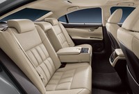 Desain interior terbaru diarahkan agar pengemudi dan penumpang Lexus ES tidak hanya merasakan kenyamanan dan kemewahan di level yang lebih tinggi dibandingkan sebelumnya. Pool/dok. Lexus.