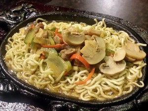 Whats Up: Sluurp, Gurih Hangat! Indomie Blackpepper dengan Topping Jamur dan Daging Sapi