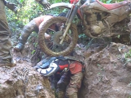 Pengendara Motor Trail Ini Rela Badannya Digilas Motor di Parit
