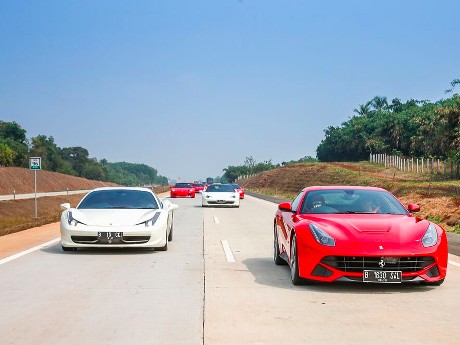 Pengguna Mobil Ferrari Jajal Tol Terpanjang di Indonesia