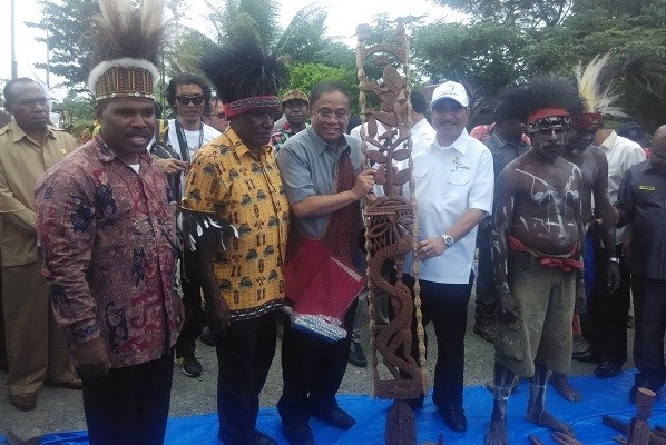 2 Menteri Terpesona Ukiran Kayu Suku Kamoro