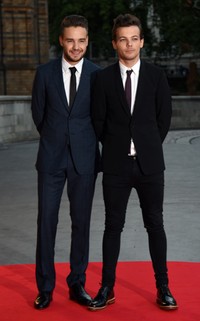 Memilih setelan jas berwarna biru navy, Liam terlihat percaya diri. Sementara itu, Louis memadukan jas hitam dengan skinny jeans berwarna senada dipadu sepatu dari Grenson. Stuart C. Wilson/Getty Images/detikFoto.