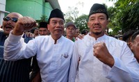 Saat ini pasangan yang diusung Partai Demokrat dan Partai Amanat Nasional itu sudah tiba di kantor Komisi Pemilihan Umum Daerah Surabaya untuk mendaftarkan diri.     