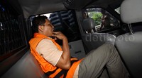 Bambang Karyanto memasuki mobil tahanan KPK.