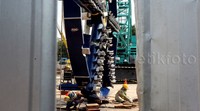 Pekerja tengah memasang mata bor untuk proyek MRT.