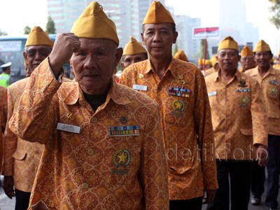 Ribuan Pejuang Gerak Jalan di Hari Veteran
