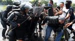 Polisi Bentrok dengan Demonstran