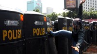 Polisi anti huru-hara diterjunkan untuk membubarkan demonstran. Lamhot Aritonang/detikFoto.