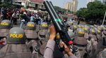 Polisi Bentrok dengan Demonstran