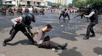 Polisi Bentrok dengan Demonstran