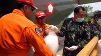Program modifikasi cuaca dengan membuat hujan buatan ini merupakan kerja sama Badan Nasional Penanggulangan Bencana (BNPB) dan Unit Pelaksana Teknis (UPT) Hujan Buatan Badan Pengkajian dan Penerapan Teknologi (BPPT). Adi Saputro/detikFoto.