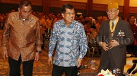 JK tiba di Assembly Hall JCC sekitar pukul 11.20 WIB, Selasa (11/8/2015). JK ditemani Menteri Pertahanan Ryamizard Ryacudu dan Menteri Sosial Khofifah Indar Parawangsa. Pool/dok Setwapres.