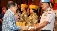 Acara ini mengambil tema 'Pengabdian Veteran Republik Indonesia Tidak Akan Pernah Berakhir'. Di ujung acara, Kementerian Sosial memberikan bantuan kepad para veteran. Pool/dok Setwapres.