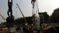 Proses penurunan motor house Tunnel Boring Machine di titik Putung Pemuda. Pool/dok. MRT Jakarta.