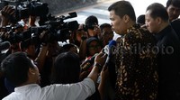 Ketua tim pengacara Kaligis, Humphrey Djemat (kanan) mengatakan bahwa kliennya akan buka-bukaan di persidangan kelak.