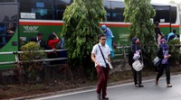 Bus terpaksa menurunkan penumpang di pinggir tol di depan Polda Metro Jaya. Pool/Lamhot Aritonang/detikFoto.