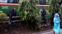 Para penumpang melompati pagar pembatas jalan. Pool/Lamhot Aritonang/detikFoto.