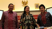 (Kiri ke kanan) Menteri Agama Lukman Hakim Saifuddin, Menteri Koordinator Pembangunan Manusia dan Kebudayaan (PMK) Puan Maharani, dan Menteri Kesehatan Nila Moeloek memberikan keterangan usai rapat.
