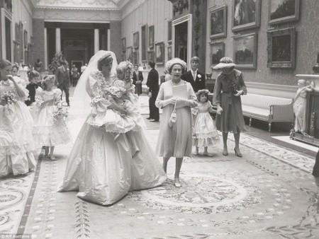 Beredar Foto-foto di Balik Layar Pernikahan Pangeran Charles dan Putri Diana