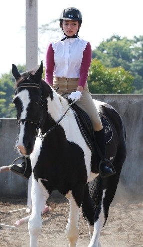 Suka Memacu Adrenalin, Manda Cello Menunggang Kuda Seminggu Sekali