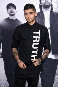 Zayn Malik langsung mencuri perhatian saat berpose di sesi foto. Kevin Winter/Getty Images/detikFoto.