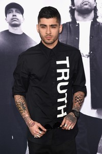 Tampil serba hitam, Zayn Malik terlihat kasual. Kevin Winter/Getty Images/detikFoto.