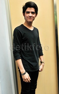     Ia tak henti menebar senyuman manis. Pool/Noel/detikFoto.