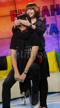 Naomi memberi kejutan pada Kevin di acara 'Rumpi No Secret' Trans TV pada Senin (10/8/2015).