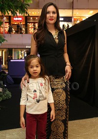 Wulan Guritno hadir bersama sang buah hati.