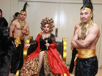 Penampilan cetar membahana Syahrini di pameran 'Alkisah' Rio Motret. Pool/Palevi S/detikFoto.