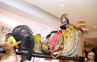     Bak ratu kerajaan, Syahrini menaiki tandu yang dipanggul pria-pria kekar saat memasuki lokasi acara. Pool/Palevi S/detikFoto.