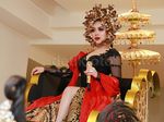 Syahrini Cetar Membahana Bak Ratu Kerajaan