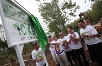 Asia Pulp & Paper (APP) bersama masyarakat lokal menanam 10.000 bibit pohon meranti di Suaka margasatwa Giam Siak Kecil, Pekanbaru Riau, Sumatera.