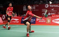 Liliyana berusaha mengembalikan shuttlecock saat melawan Rodion/Ekaterina.