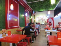 Salah satu bagian pojok kafe yang nyaman. Beberapa tamu tampak betah berlama-lama disini.