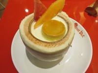 Menu andalan Sweet Hut, coconut pudding with caramel pudding. Menu ini disajikan bersama batok kelapa Thailand yang mungil dan bersih sebagai wadahnya. Didalamnya terdapat puding karamel, puding kelapa, serta potongan pepaya dan semangka segar yang terendam dalam kuah susu legit.