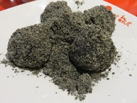 Sesame balls adalah mochi wijen. Disajikan dalam piring berisi 5 buah. Menu ini menebarkan aroma wijen serta terasa kenyal manis.