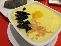 Mango woth sago pomelo soup ini adalah pure mangga dengan isian potongan dadu cincau hitam, mangga utuh, puding kelapa, dan irisan jeruk bali.