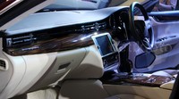 Mobil ini dilengkapi dengan transmisi ZF AT70 8 percepatan generasi terbaru ke roda belakang.