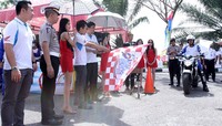 Direktur Marketing PT Astra Honda Motor Koji Sugita dan Margono Tanuwijaya (memegang bendera) didampingi Kasatlantas Polresta Palembang Kompol Benny Prasetya mengibarkan bendera start tanda dimulainya final Astra Honda Safety Riding Instructor Competition (AH-SRIC) di Pelabuhan Tangga Buntung- Palembang (11/8). Pool/AHM.