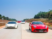 Mobil Ferrari di Jalan Tol Cikopo-Palimanan. Tol Cipali melintasi 5 kabupaten di Jawa Barat yaitu Kabupaten Purwakarta, Subang, Indramayu, Majalengka dan Cirebon. (istimewa/Ferrari Indonesia).