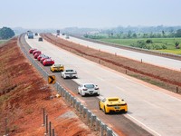 Rombongan Ferrari berbaris di jalan tol. (Istimewa/Ferrari Indonesia)