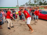 Dalam perjalanan pulang kembali ke Ibukota, para anggota Ferrari Owner Club Indonesia (FOCI) merayakan hari ulang tahun Ketua FOCI, Ahmad Sahroni dengan acara siraman di rest area. (istimewa/Ferrari Indonesia).