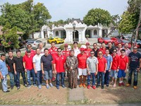 Sebelum bertolak kembali ke Jakarta, rombongan FOCI menyempatkan diri berkunjung ke Keraton Kasepuhan dan bersilahturahmi dengan Sultan Sepuh XIV, P.R.A. Arief Natadiningrat. (istimewa/Ferrari Indonesia).