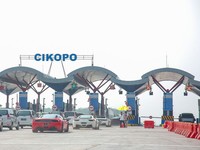 Mobil Ferrari antre di gerbang tol Cipali. Jalan tol sepanjang 116,75 kilometer ini merupakan jalan tol terpanjang di Indonesia dan merupakan bagian dari sistem jalan tol Trans Jawa. (istimewa/Ferrari Indonesia).
