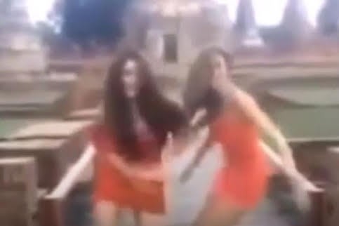 Menari Sensual di Kuil Kuno Thailand, 2 Gadis Diprotes