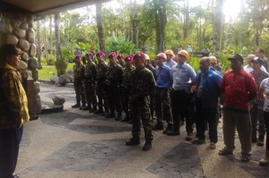 Menpar & Menko Maritim: Tancapkan Merah Putih di Puncak Carstensz!