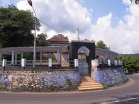 Makam Batu Layar dikeramatkan karena diyakini sebagai lokasi peristirahatan Syekh Sayid. Konon, Syekh Sayid ini merupakan salah satu penyebar agama Islam di Lombok (Kurnia/detikTravel)