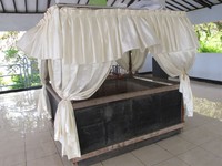 Makam keramat ini juga menyimpan berbagai kisah lain. Salah satu cerita yang beredar menyebutkan bahwa bukan jasad Syekh Sayid yang dikubur di Makam Batu Layar. Yang dikubur adalah benda-benda miliknya saja (Kurnia/detikTravel)