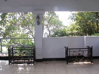 Selain makam utama yang berada di bagian tengah, ada juga beberapa makam lain di berbagai sisinya. Makamnya ada diberi batas pagar besi (Kurnia/detikTravel)